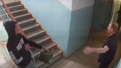 Павлодарда ер адам подъезге бензин шашып, көпқабатты үйді өртеп жібермек болды (ВИДЕО)