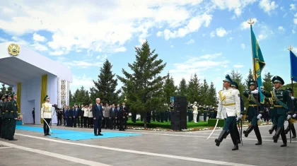 Тоқаев Астанада Мемлекеттік ту көтеру рәсіміне қатысты