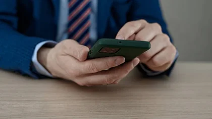 Ауғанстанда мемлекеттік қызметкерлерге смартфон қолдануға тыйым салынды