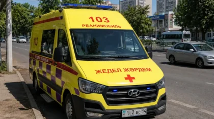 Павлодарда ер адам дәрігерлерге пышақпен шабуыл жасап, жедел жәрдем көлігін талқандады