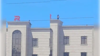 Ақтауда контент үшін биік ғимараттың шатырына шығып алған бойжеткен халықтың зәресін ұшырған