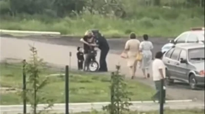 СҚО-да полиция қызметкері электровелосипед мініп келе жатқан әйелдің кілтіне таласып, тартып алған (ВИДЕО)