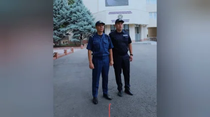«Ауыр эмоционалды күйде болған»: Алматыда ер адам 16-қабаттан секіріп кете жаздады (ВИДЕО)