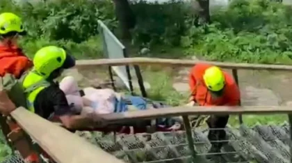 Алматыда тауға серуендеуге шыққан әйелді бірнеше құтқарушы зембілмен жерге түсірді (ВИДЕО)