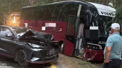 Бурабайға бара жатқан автобус қарсы жолаққа шығып кетіп, жеңіл көлікке соқтығысты (ВИДЕО)