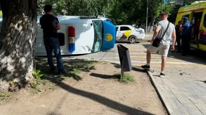 Қостанайда сотқа бара жатқан автозак аударылып қалды