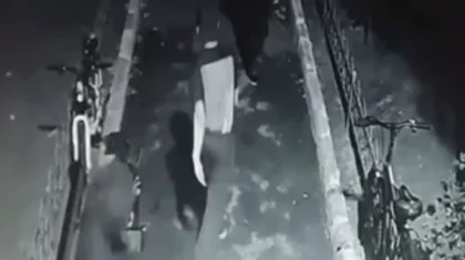 Астанада қолына кастет таққан бір топ бозбала жасы кіші балаларды аяусыз ұрып кеткен (ВИДЕО)