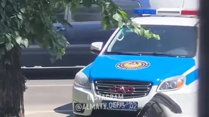 Алматыда әйел патрульдік көлікке тас лақтырып, қашпақ болды (ВИДЕО)