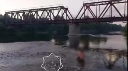 Өскеменде көпірден суға секірген ер адамды құтқарушылар алып шықты