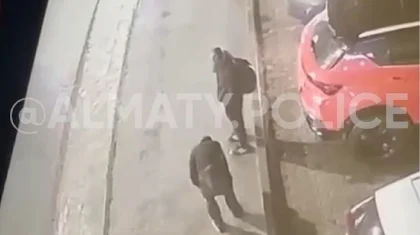 Алматыда ағайынды екі жігіт пәтер тонап жүр деген күдікпен ұсталды (ВИДЕО)