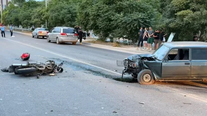 Жеңіл көлікпен соқтығысқан: Ақтауда мотоцикл жүргізушісі қаза тапты (ВИДЕО)