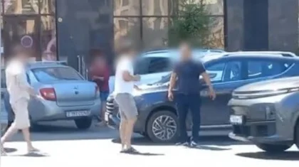 Астанада екі көліктің жүргізушісі жолға таласып, бір-біріне жұдырық ала жүгірген: екеуі де қамалып тынды (ВИДЕО)