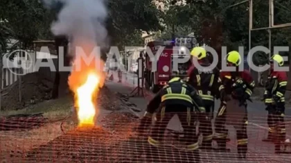 Алматының орталық көшелерінің бірінде жер астынан от шықты (ВИДЕО)