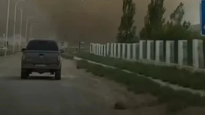 Маңғыстауда ауыл үстінен өткен алып шаңды құйын видеоға түсіп қалды (ВИДЕО)