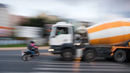 Ақмола облысында мотоцикл мен КамАЗ соқтығысқан: бір адам қаза тапты