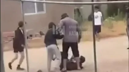 Қаскелеңде бір топ жасөспірім үлкендердің көзінше екі ер адамды соққыға жықты