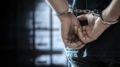 Алматы орталығында шетелдікке тап берген ер адам ұсталды