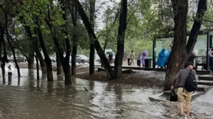 Алматыда нөсерден кейін көшелерді су басты: коммуналдық қызметтер салдарымен күресіп жатыр (ВИДЕО)