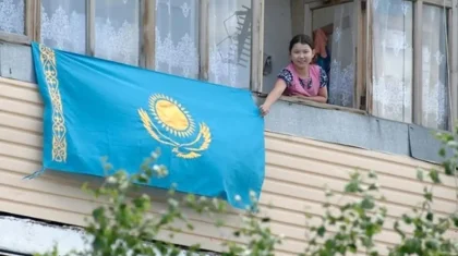 «Киім қылып киіп, көрпе ретінде жамылуға болмайды»: Үкімет Мемлекеттік туға қатысты жаңа ереже қабылдады