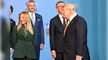 Джорджия Мелони Анкарадағы бірлескен фотосессия кезінде Трамптан теріс айналды