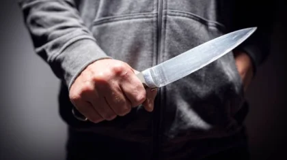 Алматыда қолына қанға боялған пышақ ұстаған ер адам тұрғындарды шошытты