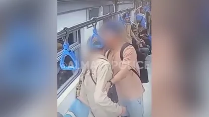 Алматы метросында екі жас жігіт төбелесіп, полицияның алдынан бір-ақ шықты (ВИДЕО)