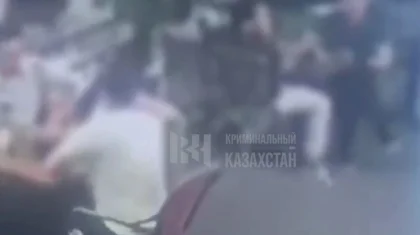 Ақтауда дәмханада отырған ер адамның бетіне белгісіз біреу оқ атып кетті (ВИДЕО)