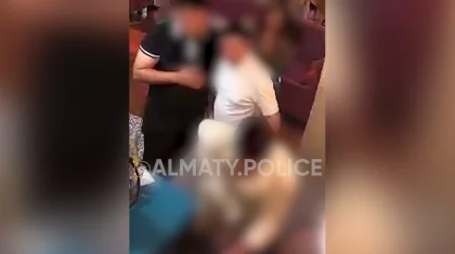Алматыдағы кафеде ер адам танысының мойнына пышақ сұғып алды