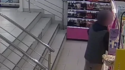 Сұлулық қымбатқа түсті: Өскеменде екі ер адам дүкеннен косметика заттарын ұрлап кеткен (ВИДЕО)