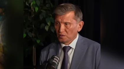 «Қазақ тамақ ішіп отырып, ешқашан қол алыспаған»: Нұртөре Жүсіп дастархан басындағы мәдениет туралы айтты