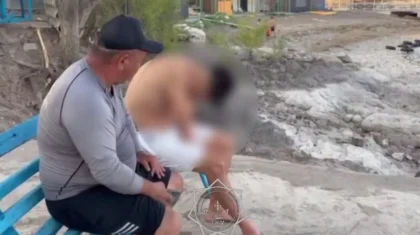 «Бананнан» құлаған: Қапшағайда жас жігіт қолын шығарып алып, суға батып кете жаздады (ВИДЕО)