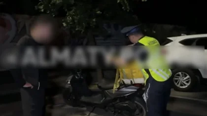 «Күлдіргіш газ» тасымалдаған»: Алматыда полиция қызметкерлері заңсыз тауар жеткізіп жүрген курьерді құрықтады