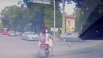 Жамбыл облысында ішіп алған жүргізуші мопедке отырып, полициядан қашпақ болды (ВИДЕО)