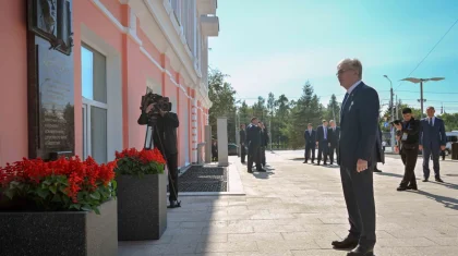 Мемлекет басшысы майдангер Кемел Тоқаевқа арналған ескерткіш тақтаға гүл шоғын қойды