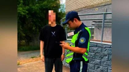 Павлодарда терезеден шығып ән айтқан жолаушы мен жүргізушіге айыппұл салынды