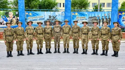 Туған бауырмен бірге әскерде: Гвардейск гарнизонында алты жұп егіз қызмет етіп жүр