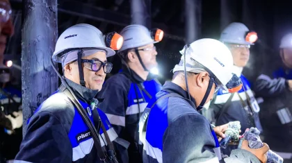«Әділет» партиясының төрағасы 700 метр тереңдегі шахтаға түсіп, кеншілермен кездесті