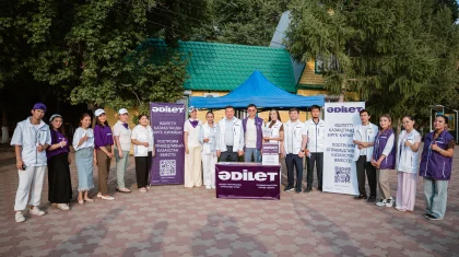 «Әділет» партиясы Оралдағы қалалық саябақта тұрғындармен ашық диалог өткізді
