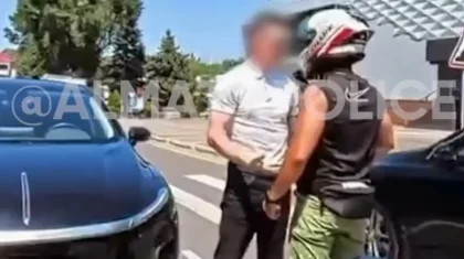 Алматыда әлеуметтік желіде қауіпті жүргізгенін көрсеткен мотоциклист 10 тәулікке қамалды