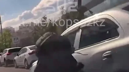 Астанада ЭКСПО-ның жанында ер адамды көлік қағып кетті (ВИДЕО)