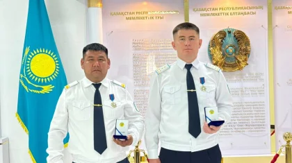 Оралда дүкенге шабуыл жасаған күдіктіні қолға түсірген: полицейлер медальмен марапатталды (ВИДЕО)