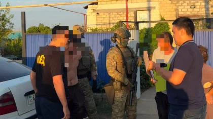 Ақтөбеде үш жігіт 2 миллион теңге бопсалады деген күдікпен ұсталды