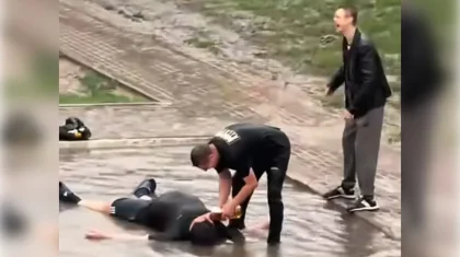 «Несиесіз, ипотекасыз өмір»: Астанада шалшық суға шомылған ер адамдар жауапқа тартылды