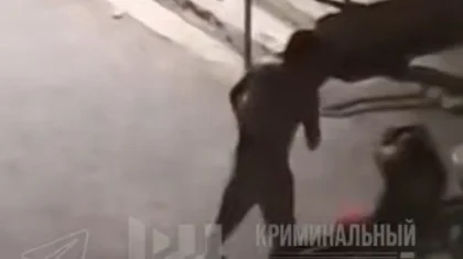 Атырауда ер адам аулада отырған әйелді екі рет ұрып жіберді (ВИДЕО)