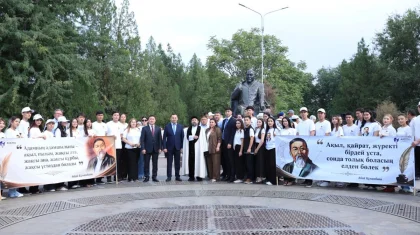 «Абайдың әрбір ойы – рухани бағдар»: Шымкентте ақынның ескерткішіне гүл шоқтарын қою рәсімі өтті