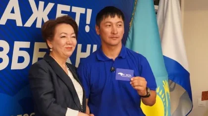БҚО-дан Астанаға велосипедпен жеткен ұстаз халықтың ұсыныстарын «Ақ жол» партиясына табыстады