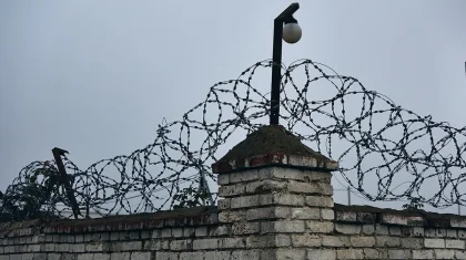 Полиция қызметкерлерін тепкілеген: Атырауда үш адамның жазасы күшейтілді