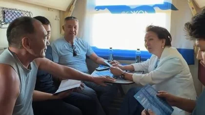 «Ақ жол» партиясының төрағасы Павлодарда пойыз жолаушыларымен кездесті