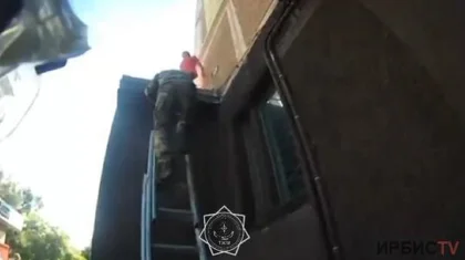 Ақсуда әйел адам бірқабатты дүкеннің шатырынан секіріп өлемін деп жұртты әбігерге салды