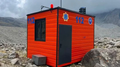 Таудағы туристер үшін «Қазселденқорғау» бекеттеріне азық-түлік пен су салынған жәшіктер қойылып жатыр